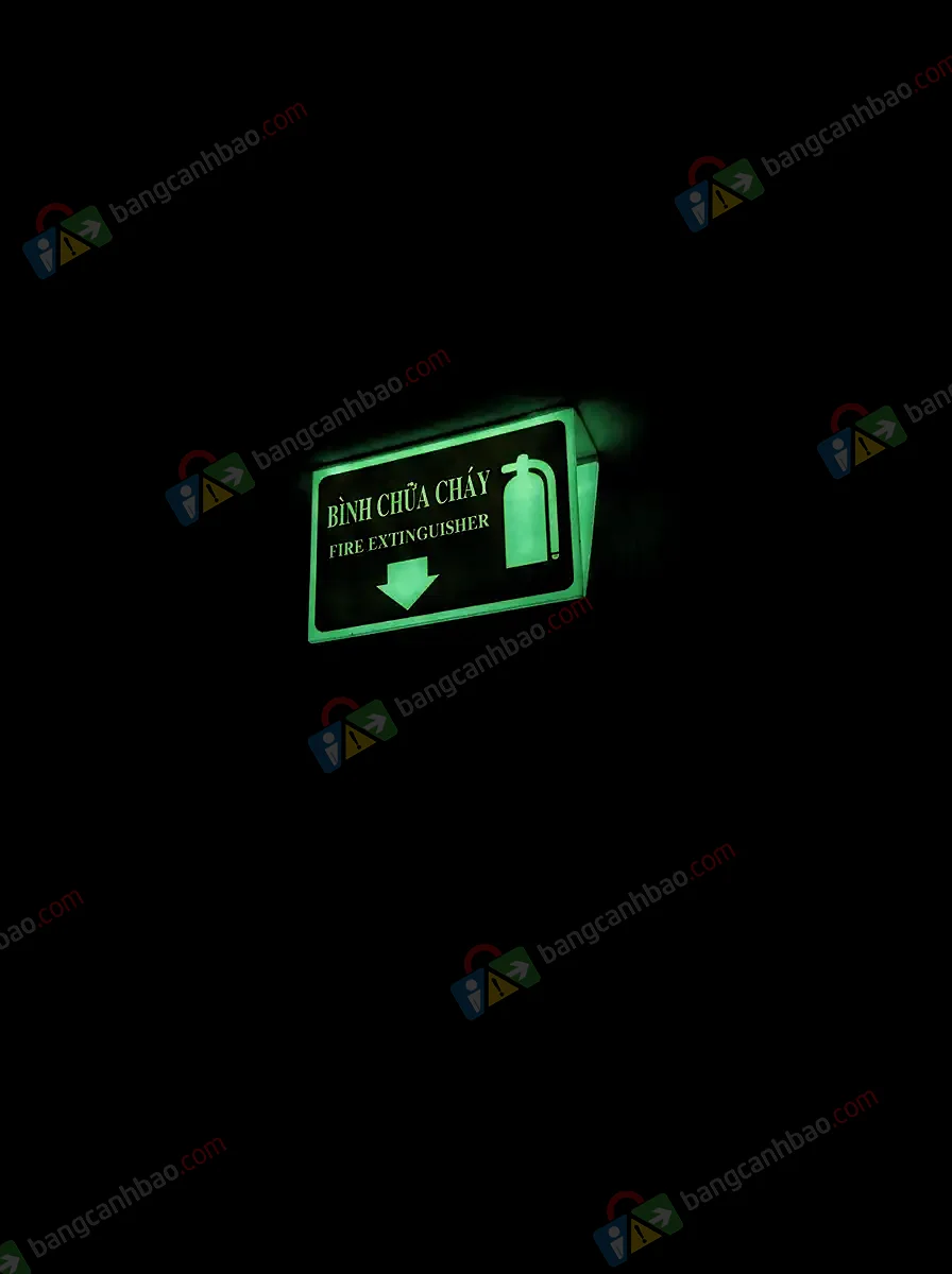 Bảng Bình Chữa Cháy Dạ Quang Treo Trần – Phát Sáng Ban Đêm, Dễ Quan Sát Từ Xa